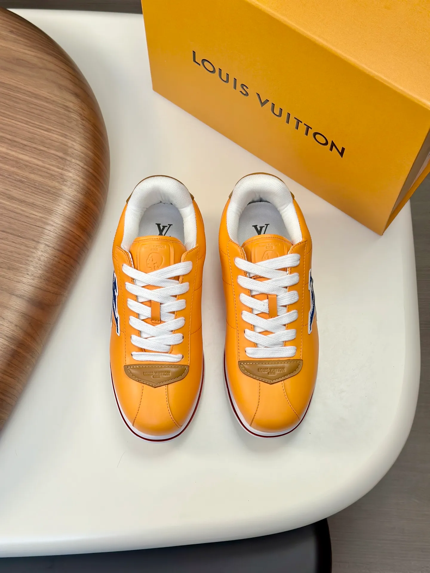 Factory direct sale ¥700💰Full set of packaging💰Top version LV-Louis Vuitton-Classic catwalk new style 1:1 developed replica of the original version! ! The upper foot is very comfortable. It is made of luxurious materials and fine workmanship. The midsole is printed with English letters "Made in Europe". The upper is made of calfskin imported from Italy. The side is decorated with the brand's LOGO and signature. The latest latex foot pads and mesh lining make the foot feel super comfortable. The original two-color TPU combination outsole is specially provided by the original factory. Bag technology Goodyear stitched edges Fabric: Exclusive custom first-layer cowhide Accessories: Exclusive private model Vuitton logo, lining: Customized silk mesh lining - first-layer silk cowhide lining Outsole: TPU combination outsole wear-resistant, non-slip and anti-yellowing Foot pads: new latex pads-mesh sweat-absorbent Counter technology: fully computerized sewing machine wire drawing Toe box back cover Hot and cold shaping Full set of pull-top last with medium and low logo pattern Counter packaging - Shoelaces, certificates, cards, instructions, certificates of quality, dust bags, the most comprehensive packaging on the Internet, men's size 339-44 (38/45 custom-made, non-refundable!